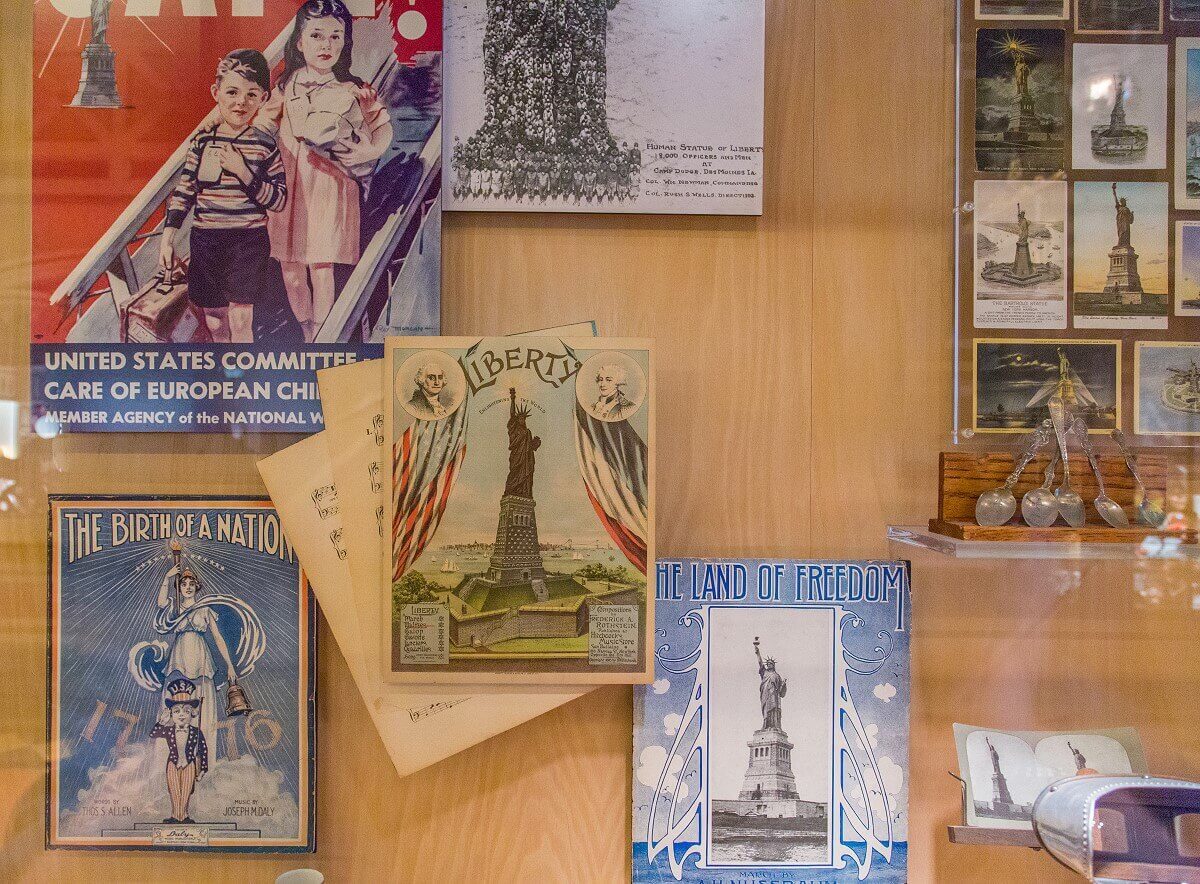 Historical postcards and magazine covers with the Statue of Liberty as a motif Historical postcards and magazine covers with the Statue of Liberty as a motif