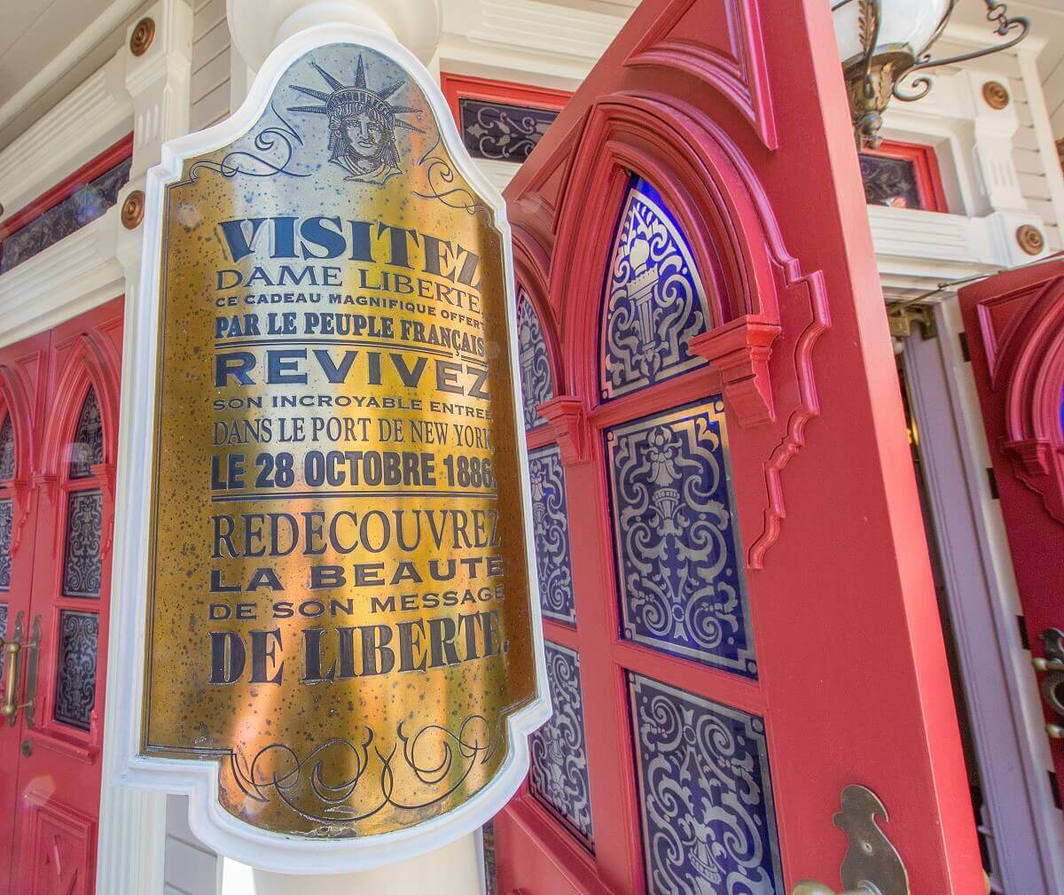 Brass plaque at the entrance of Liberty Court Brass plaque at the entrance of Liberty Court: Visitez Dame Liberte - redecouvrez la beaute de son message de liberte