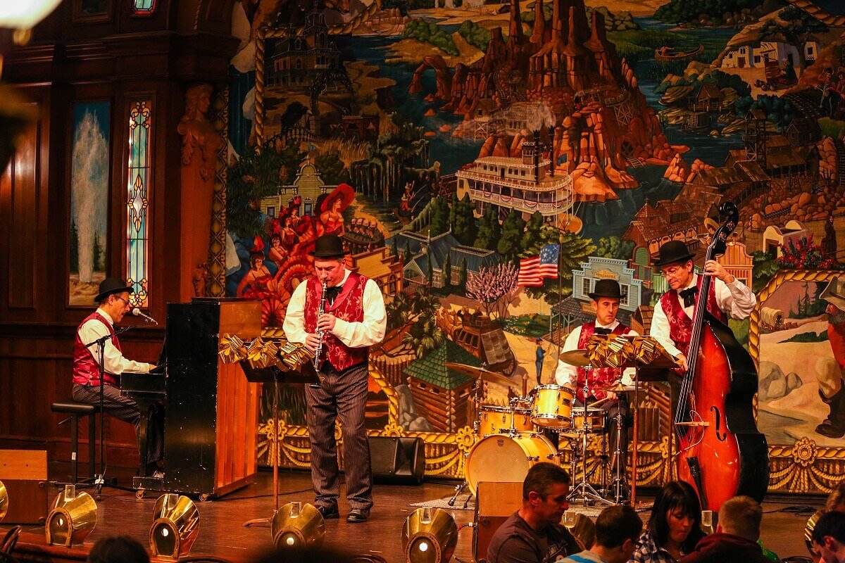 Performance of a band in the saloon On the stage in the Lucky Nugget Saloon, a band performs and entertain the guests during the meal