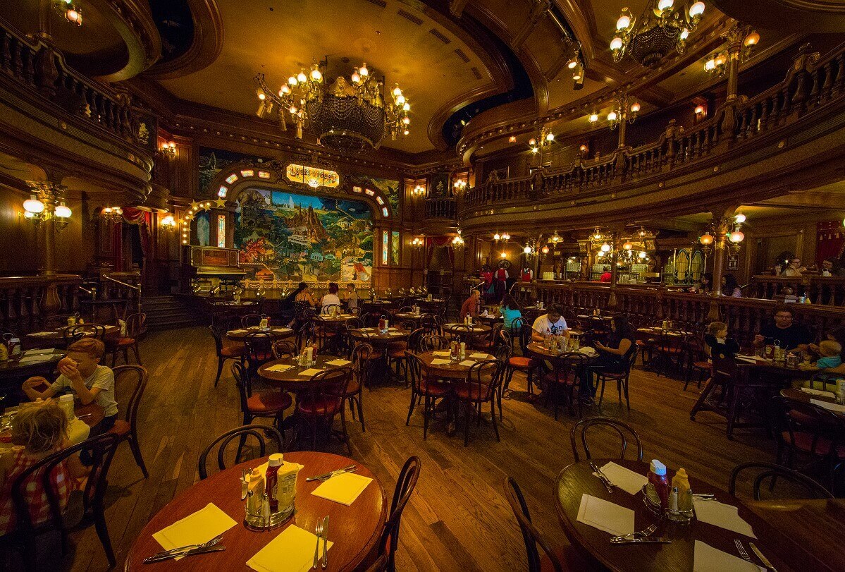 Seating area in the Restaurant In the middle of the restaurant there are round tables for four people