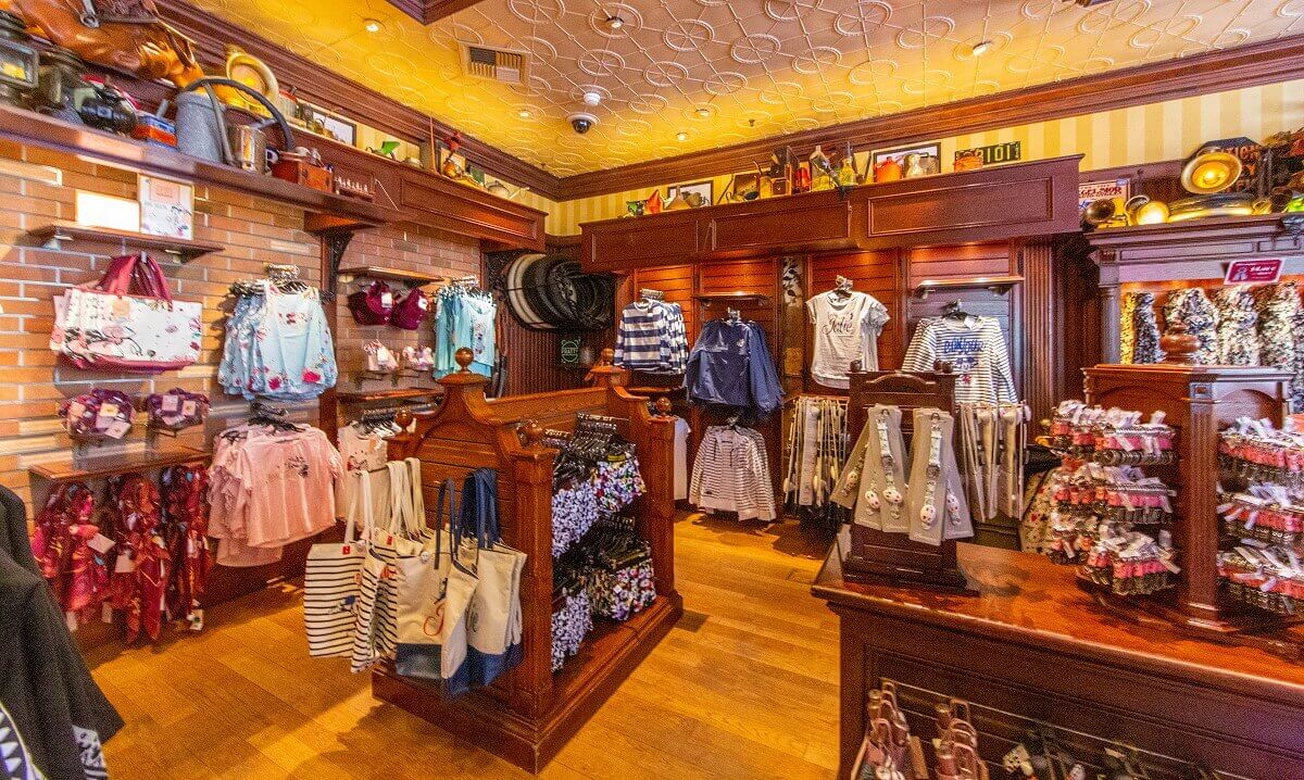 Back of the shop Rear part of the shop. On the shelves are utensils from a car workshop like oil cans and funnels etc. as deco