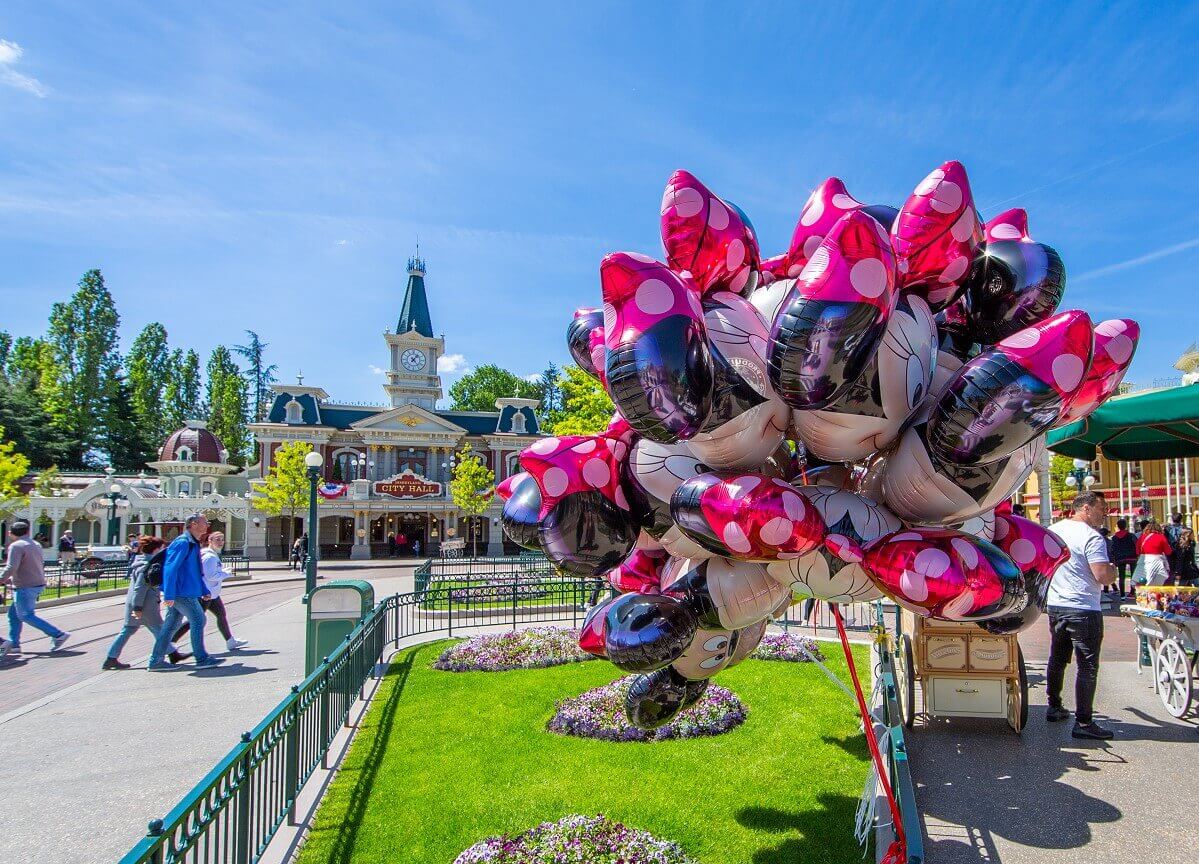 Minnie Mouse Balloons A bunch of Minnie Mouse balloons is waving at the Town Square, in the background you can see the City Hall.