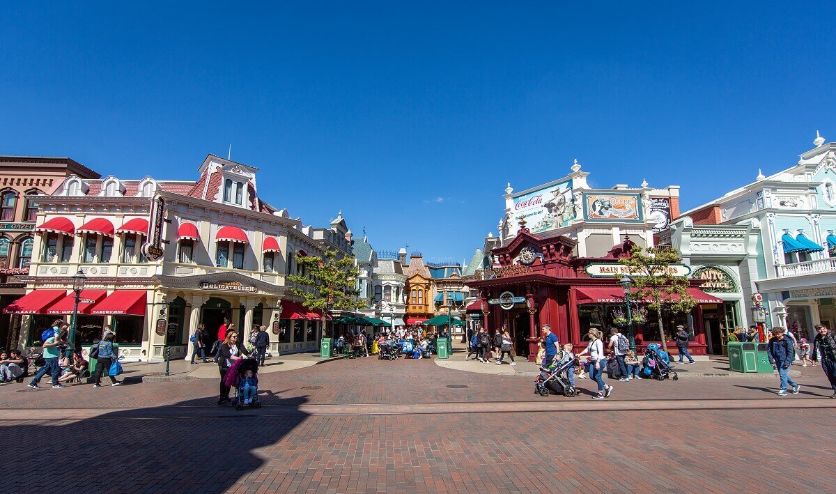 Market Street View of Market Street flanked by Markethouse Deli and Main Street Vehicles.
