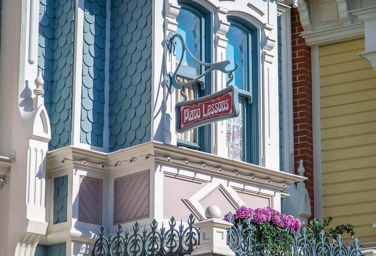 Piano Lessons Advertising sign for piano sub-range on a building in Market Street