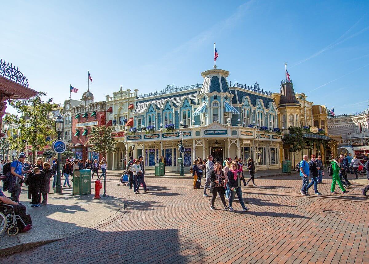 Street corner Main Street and Flower Street Street corner of Main Street and Flower Street. At the corner you can see the entrance to the Bixby Brothers area of the Emporium, behind it the Toy Chest and at the right edge a Coca Cola truck.