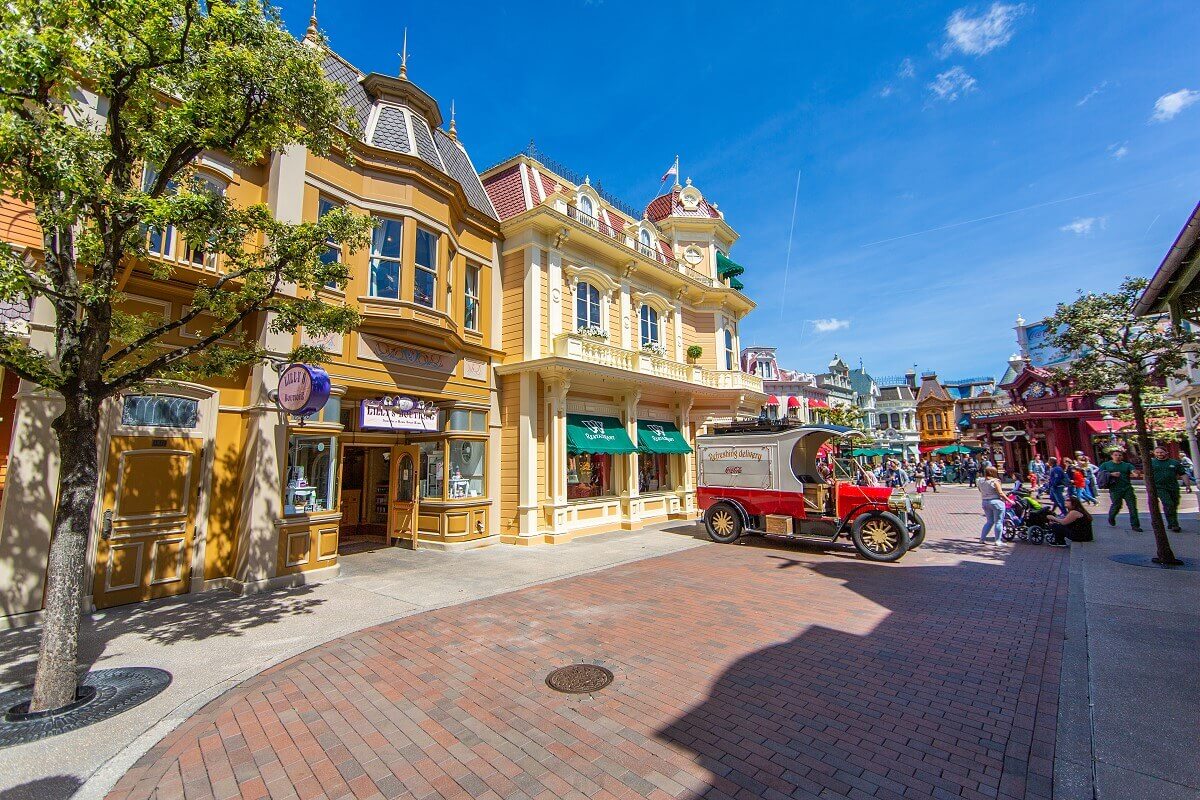 Flower Street View through Flower Street towards Main Street and Market Street. On the left you can see the yellow and ochre facades of Lily's Boutique and Walt's Restaurant, in the middle of the street the vintage Coca Cola Truck