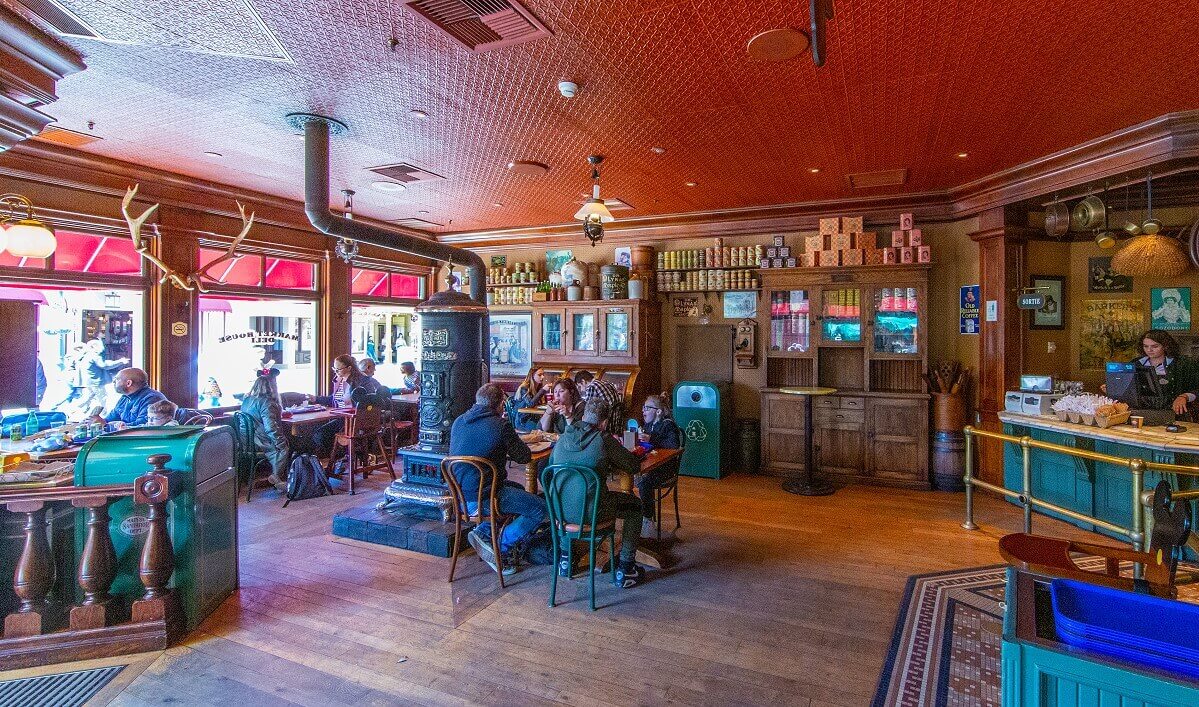 Restaurant dining room Guest room of the restaurant. In the middle is a huge stove, on the back wall cabinets with canned food from the early 19th century and on the right is the sales counter.