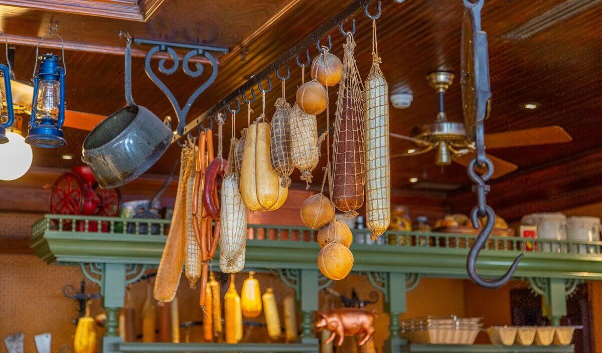 Decoration above the counter Deco above the counter: Salamis, Vienna sausages and other sausages as well as cooking utensils hang from the ceiling
