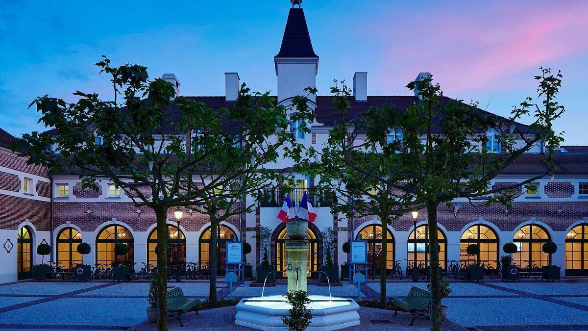 Marriott Village Main building of the hotel Marriott Village, in front of it a fountain with park benches and trees