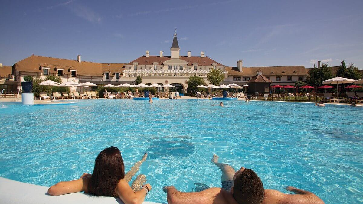Outdoor pool The large pool of the Marriott Village hotel offers plenty of space and numerous sun loungers at the edge