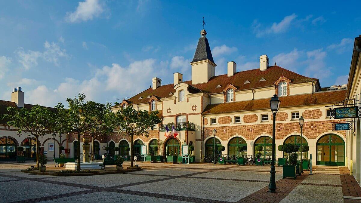 Hotel Marriott Village Main square of the Marriott Village Ile de France hotel complex at Disneyland Paris
