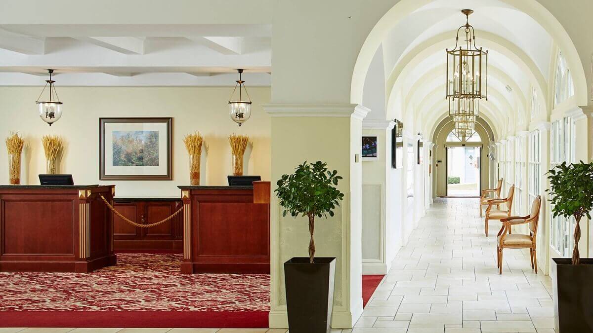 Reception View of the reception with two reception desks at the Hotel Marriott Village Ile de France