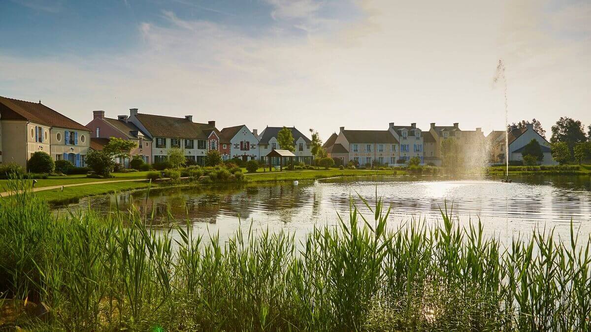 Hotel facility Houses in the French country house style line up around a lake, a fountain rises up in the lake