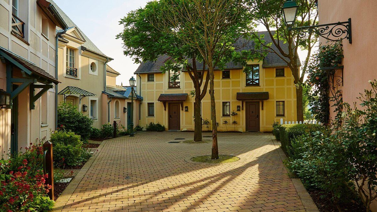 Village square The hotel complex of the Marriott Village is laid out like a village, houses stand around a square with trees