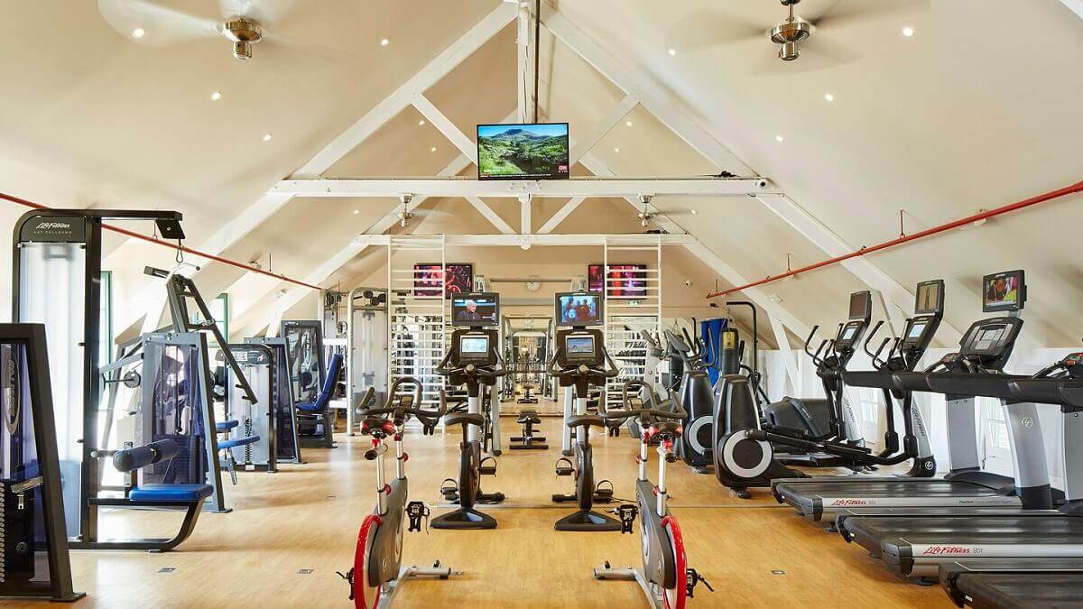 Fitness Center Fitness centre at the Marriott Village Hotel with a wide range of sports equipment such as treadmills, bicycles and weight machines.