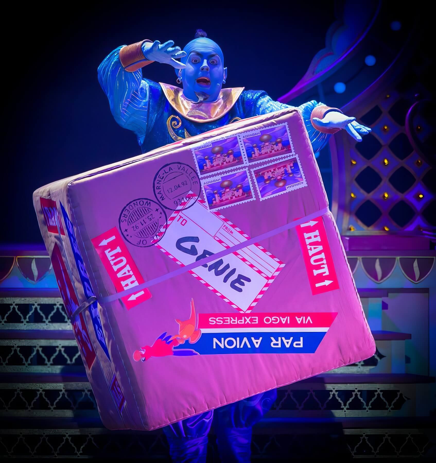 Genie makes the palet float and spin Genie makes the palet float and rotate: It was sent by Iago Express ;)