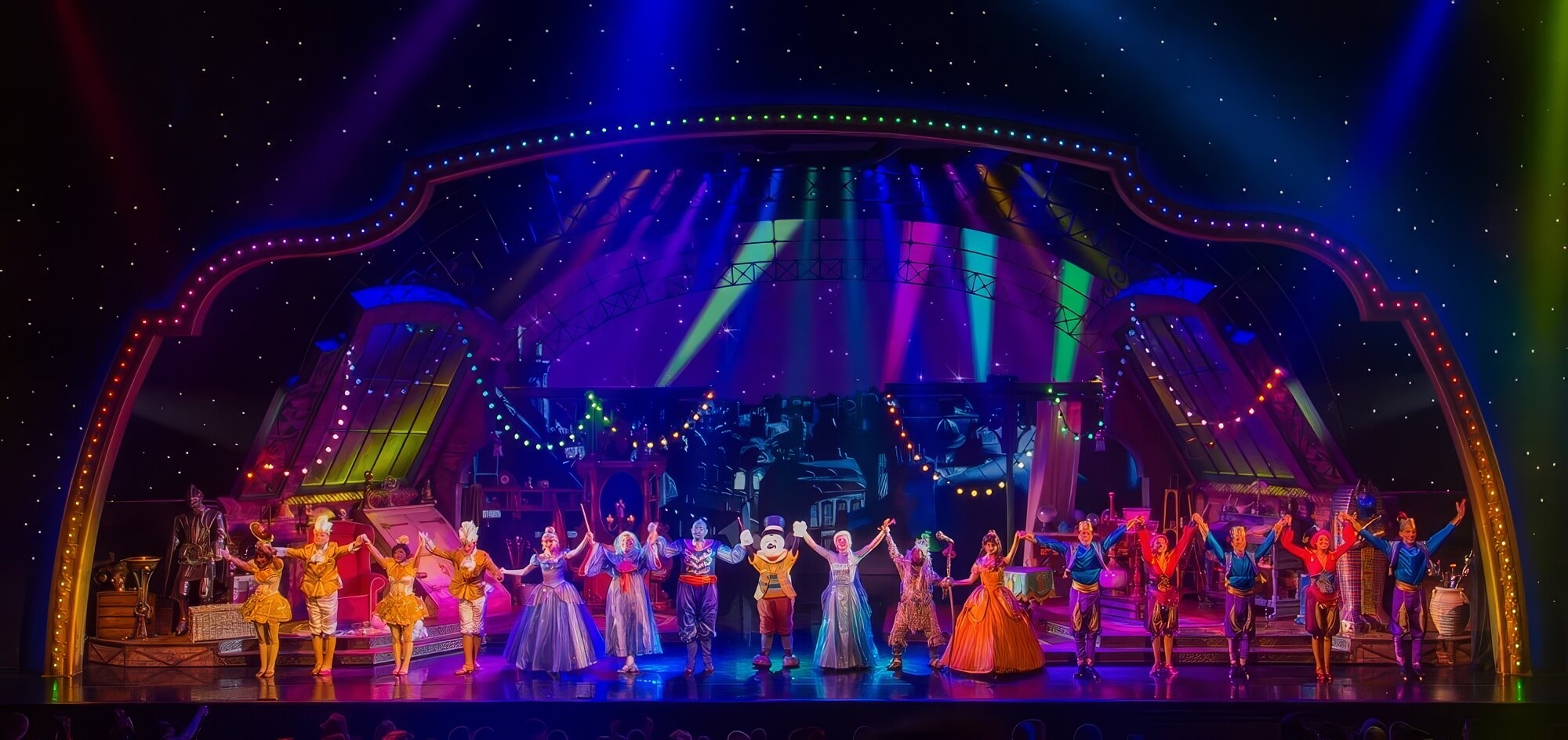 Farewell & bow of the cast of Mickey & The Magician Farewell & bow of the cast of Mickey & The Magician