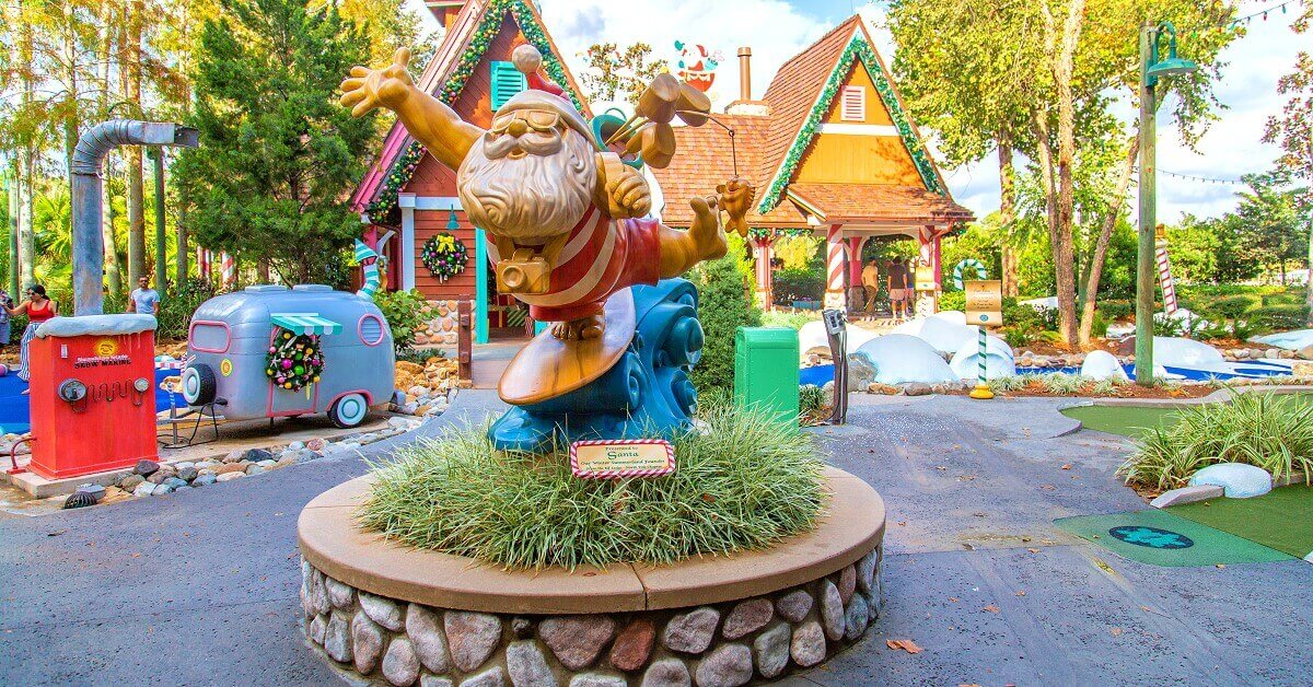 Winter Summerland Minigolf Die Figur eines surfenden Santa Claus am Gelände des Winter Summerland Minigolf