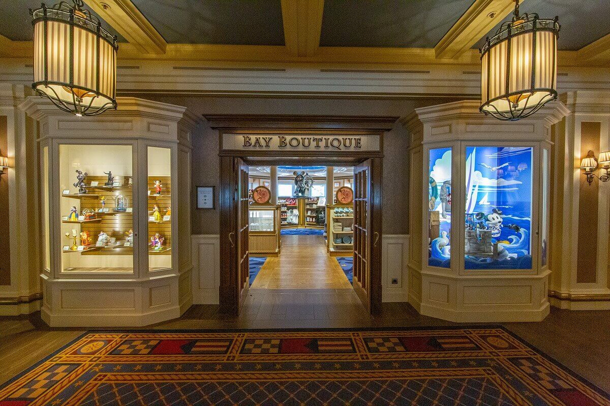 Bay Boutique Hotel Newport Bay Club The entrance to the hotel shop Bay Boutique. Next to it are large showcases with Disney items.