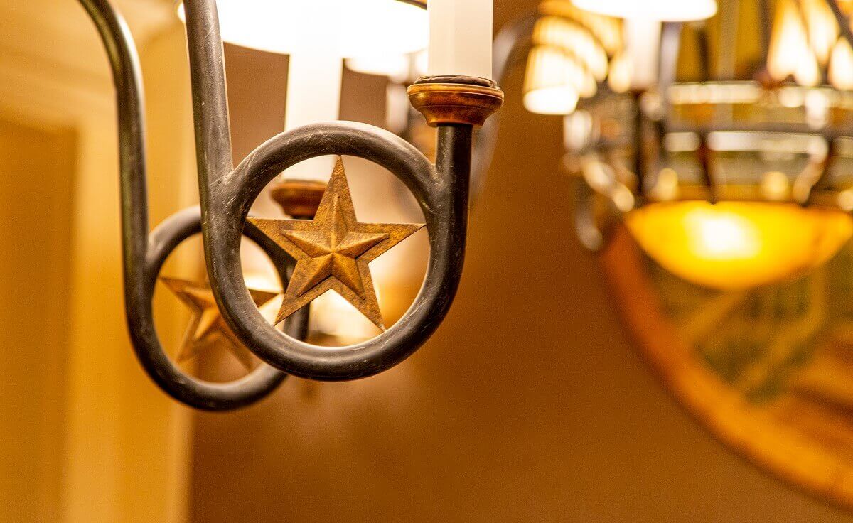 Close up lamp Hotel Newport Bay Club A close-up of a lamp at the Newport Bay Club hotel with star symbols.