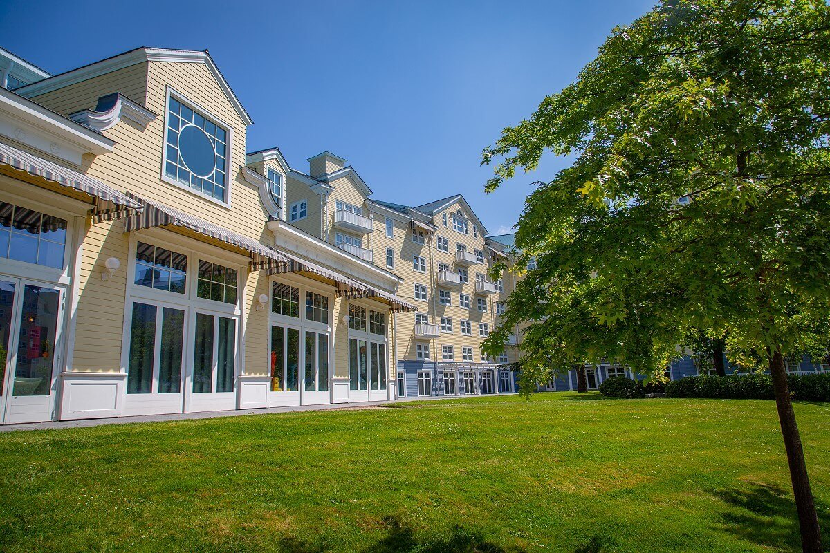 Hotel Newport Bay Club A green area in front of the hotel Newport Bay Club with trees and shrubs.