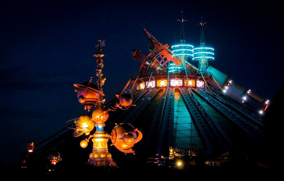 Orbitron at night View of the illuminated planets of the carousel Orbitron and the illuminated dome of Hyperspace Mountain at night