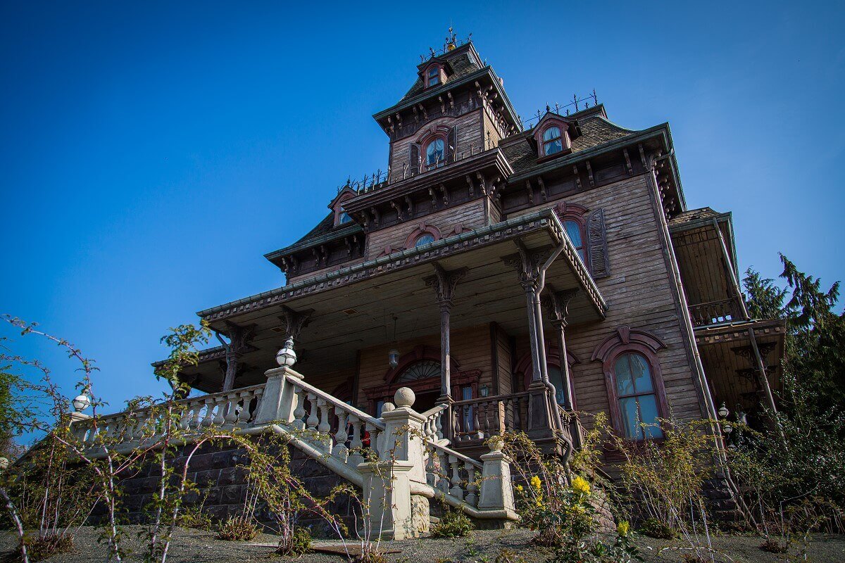 Phantom Manor in Frontierland Front View of Phantom Manor