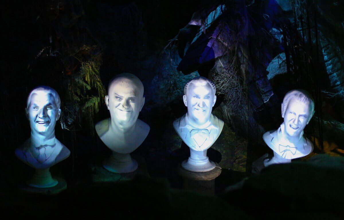 Grim Grinning Ghosts Singing busts in the attraction