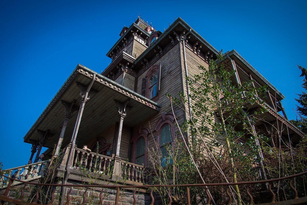 Phantom Manor side view Side view of Phantom Manor from frog's eye view