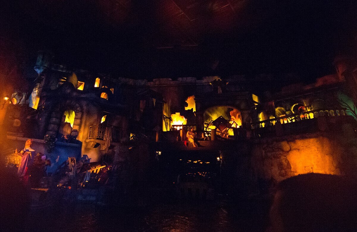 Blazing flames at the Pirates of the Caribbean in a scene with the pirates you can see a city completely in flames