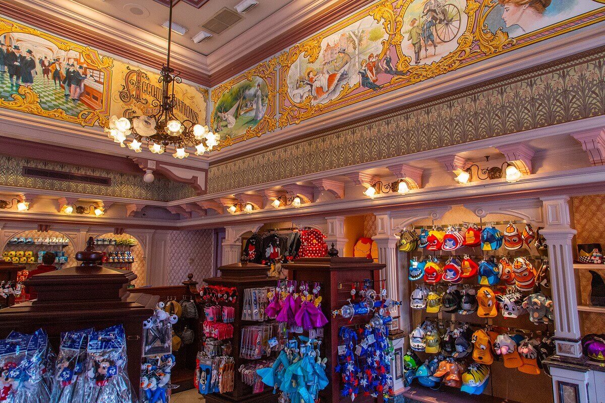 Back of the shop Back area of the shop, on the ceiling pictures with motives from everyday life at the end of the 19th century