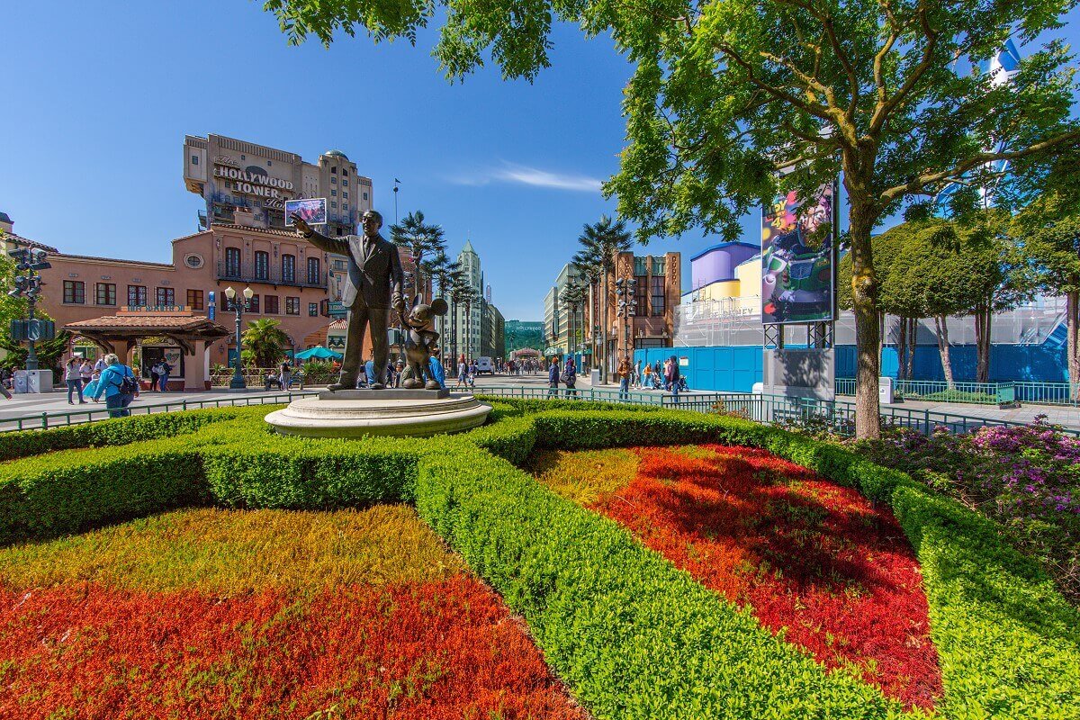 Hollywood Boulevard seen from Studio 1 Hollywood Boulevard seen from Studio 1: In the foreground the Partner Statue with Walt Disney & Mickes, left in the background the Tower of Terror