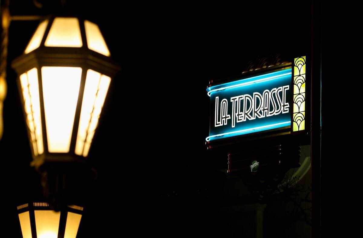 la terrace Illuminated sign in art nouveau style advertises La Terrasse