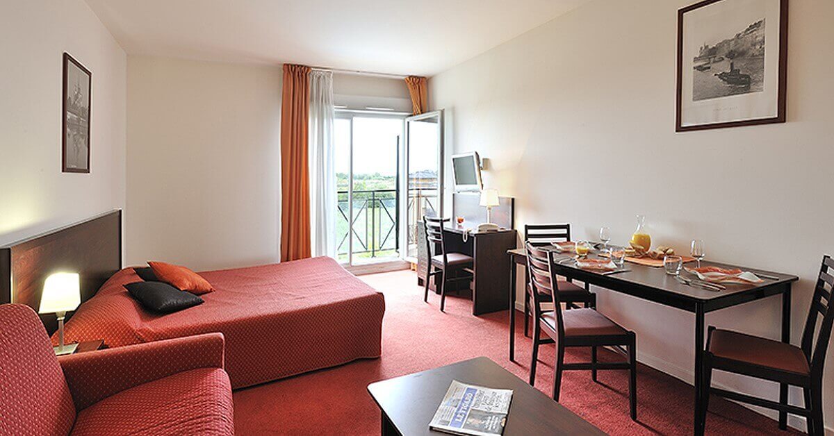 Hotel Residence du Parc A room at the Hotel Residence du Parc with furniture in red and brown tones