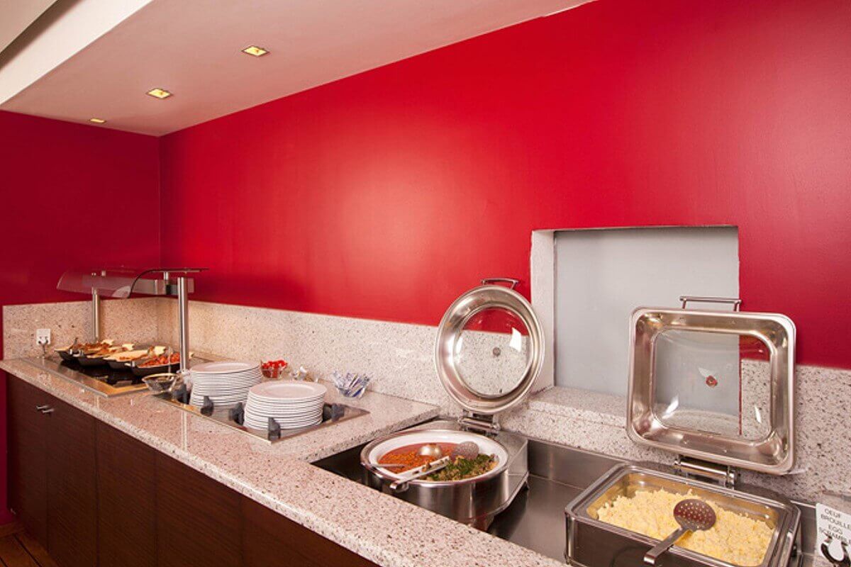 Guided tour of the hotel View of the hot dishes at the breakfast buffet in the Residhome Hotel