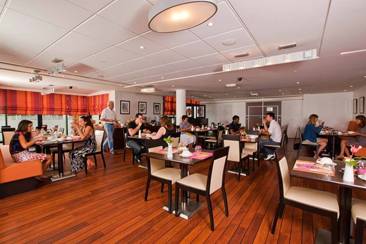 Breakfast room View into the breakfast room, where numerous hotel guests are having their breakfast at the moment