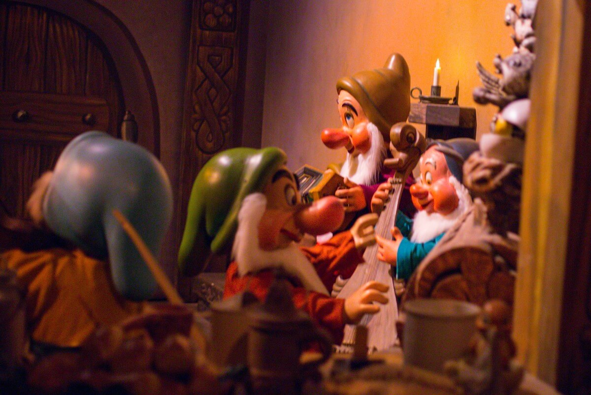 Dwarfs making music Figures of the seven dwarfs playing music in the Darkride Blanche Neige et les Sept Nains