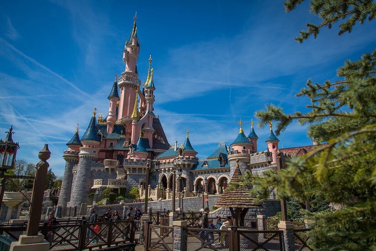 Wishing well near the Dornroeschen castle View of the wishing well at the side of Sleeping Beauty's fairytale castle and of the castle itself