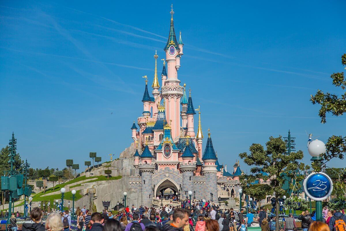 Hustle and bustle in front of the Dornroeschen Castle on the Central Plaza in front of the castle a big crowd is visible