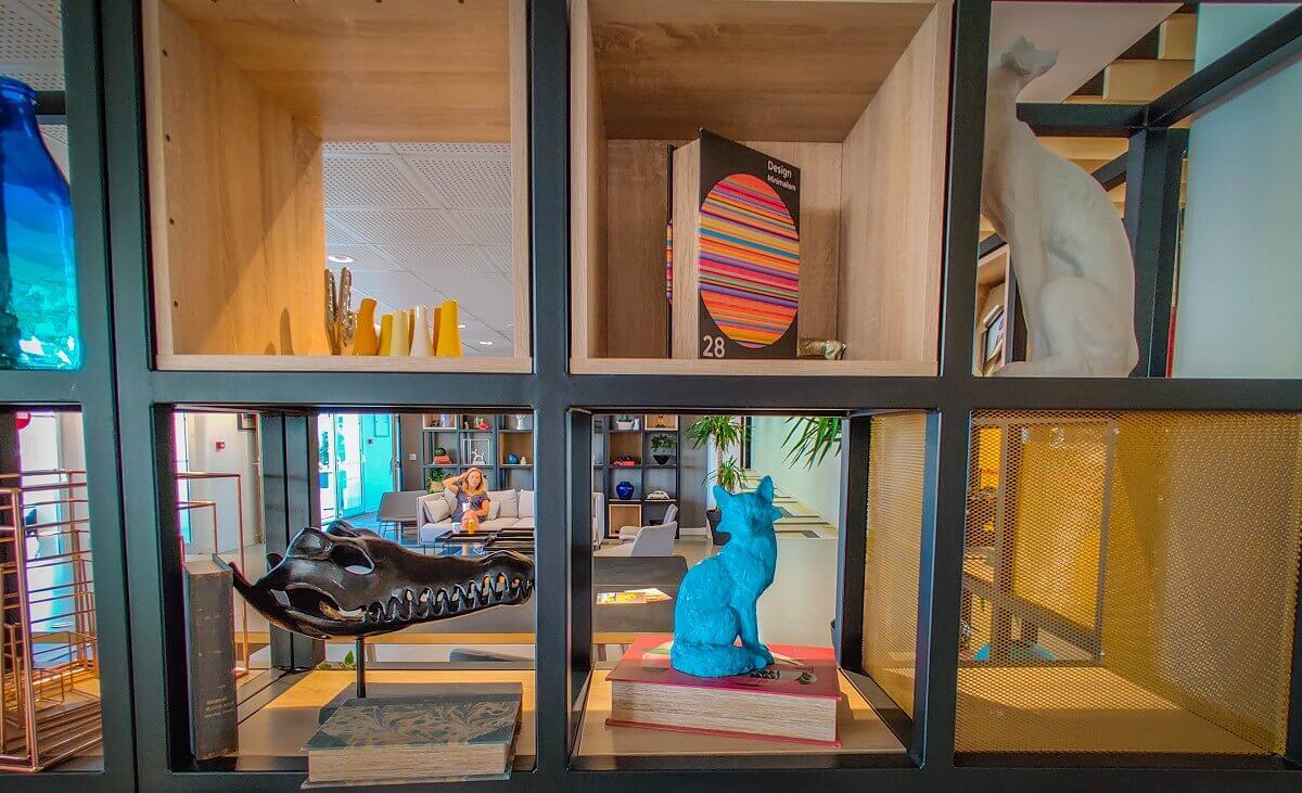 Deko Hotel decoration - rule with sculptures and books in the hotel lobby