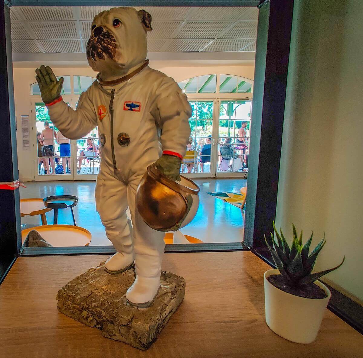 Astronaut Art in the hotel: Sculpture of a dog in an astronaut suit