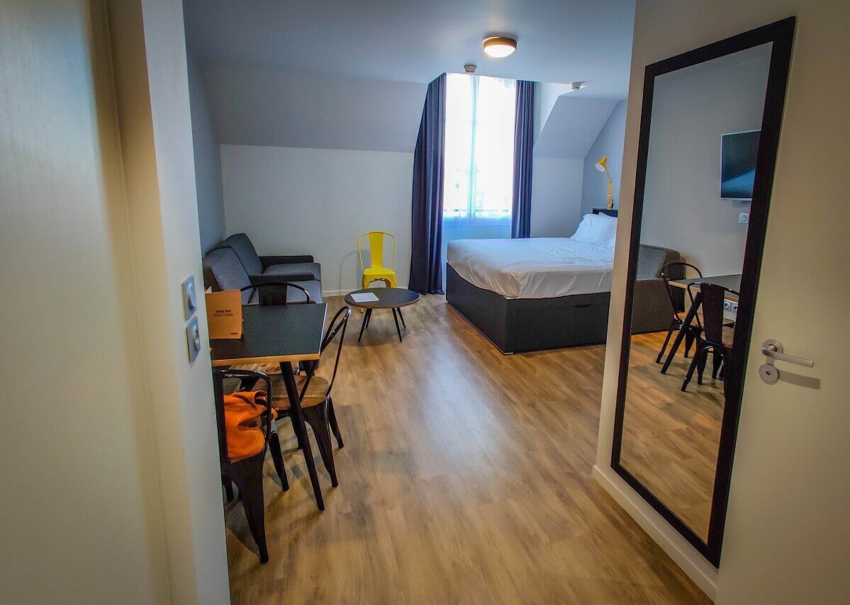 Hotel room Double room with king size bed, dining table and living room niche with sofa bed