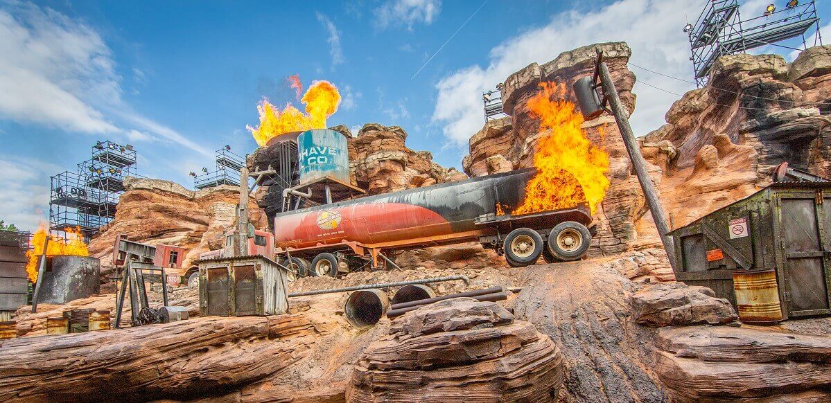 Oil tanks & storage catch fire Oil tanks & storage catch fire: flames in many places of the scenery