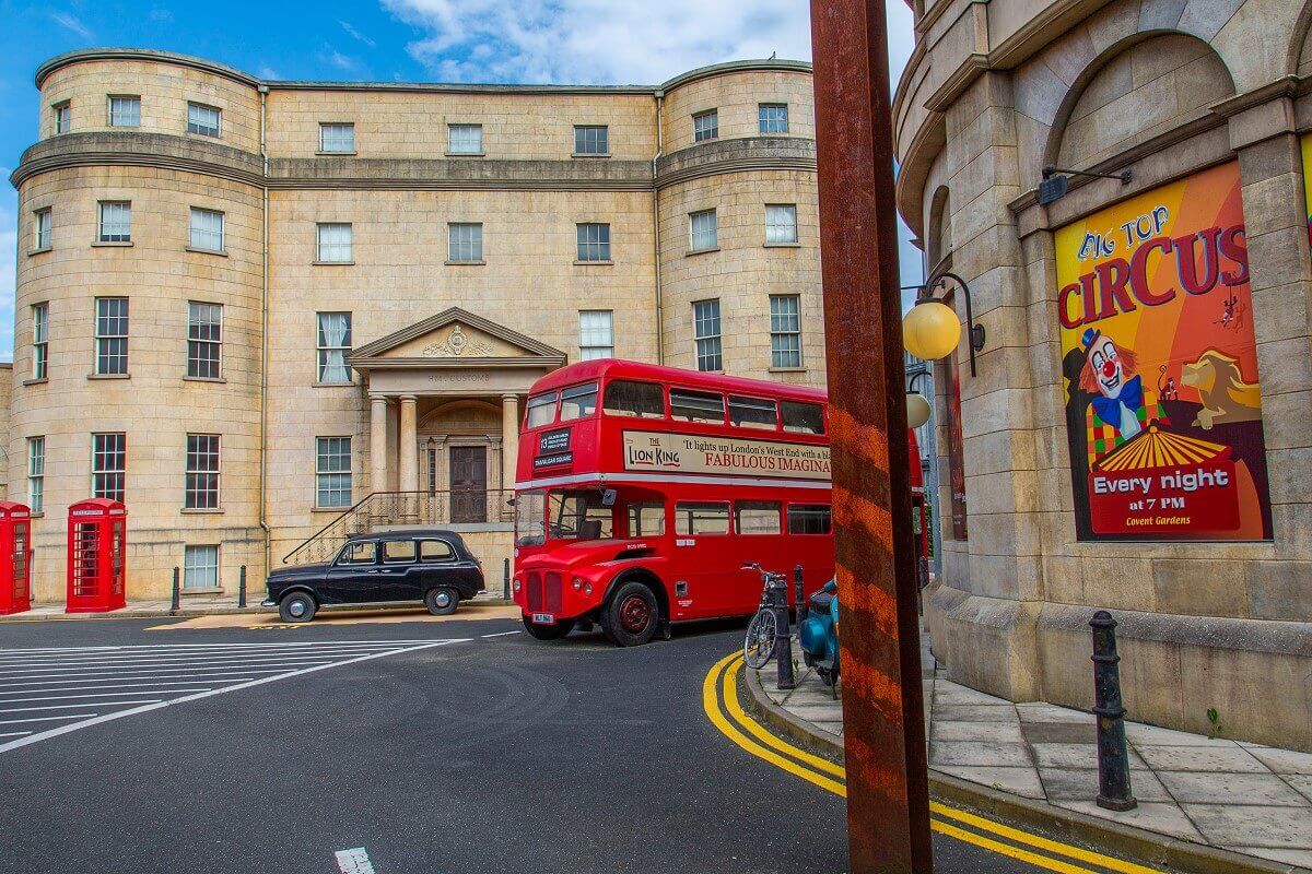Bus in front of the customs office The red double-decker bus in front of the administrative building of the British customs. Next to it a black taxi and two typical English telephone boxes.