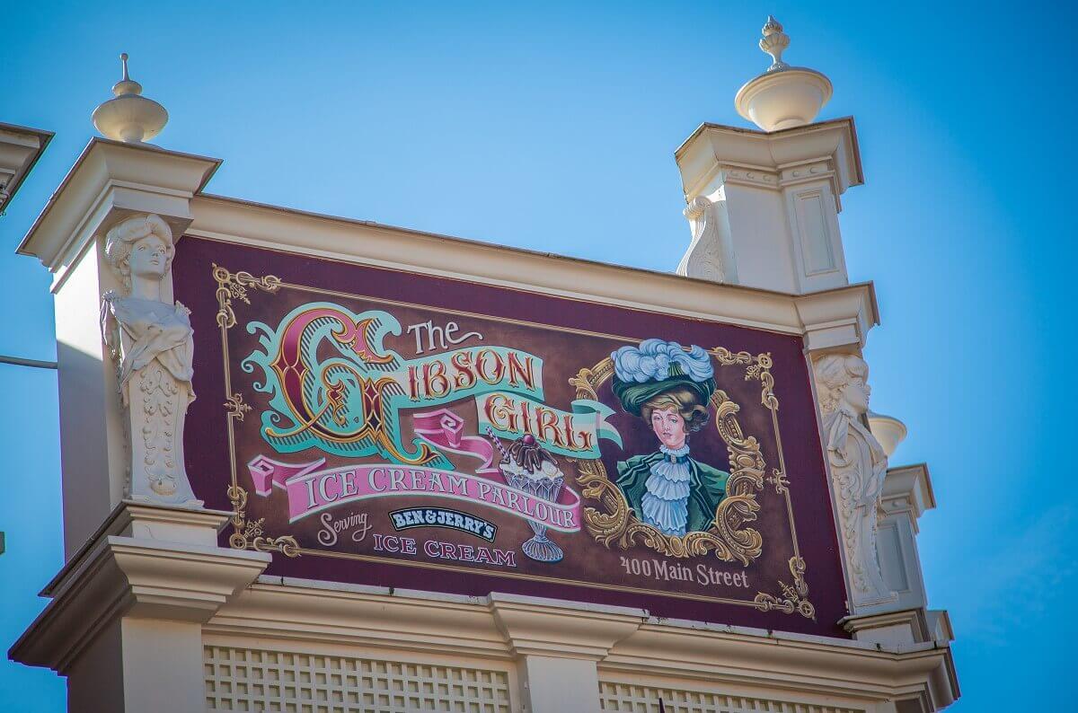 Advertising for the Ice Cream Parlour Advertising for the Ice Cream Parlour on the roof above Main Street Vehicles: billboard with the name of the café, an ice cream sundae and an elegantly dressed woman.