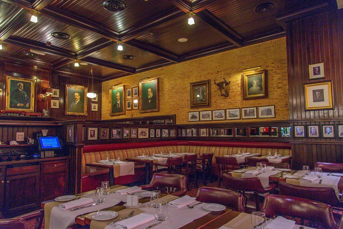 Guest room with two levels Guest room with two levels. On the ballustrade, which delimits the slightly raised area and on the walls hang old photos and oil paintings of cattle barons