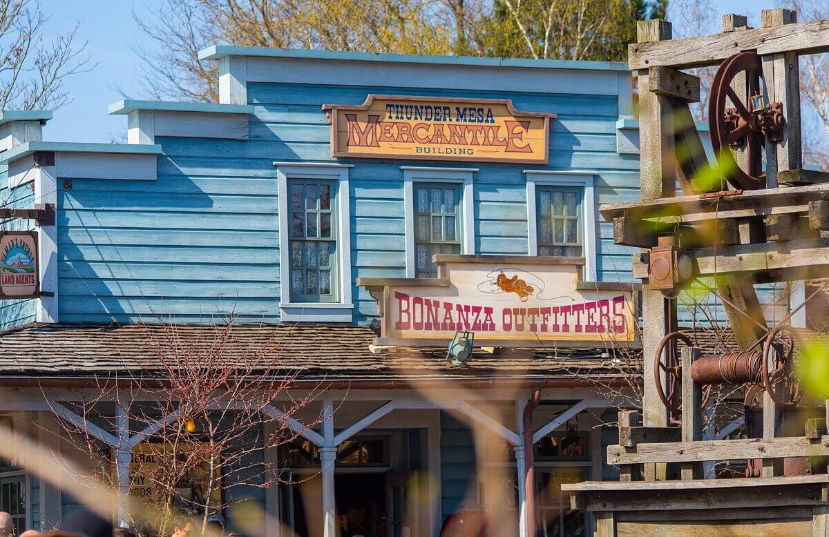 Building of the shop Thunder Mesa Mercantile View of the entrance of the Thunder Mesa Mercantile shop in Frontierland