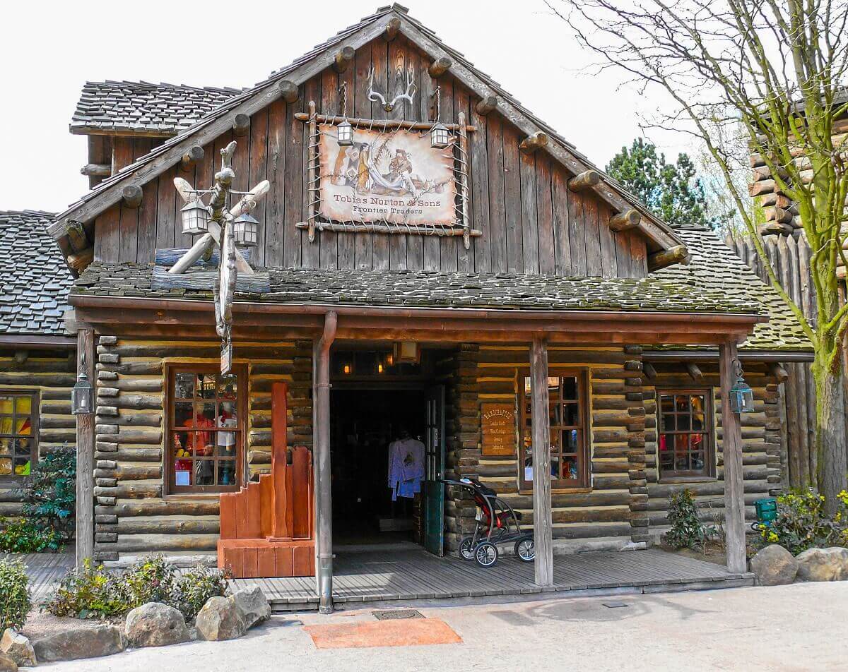 A rustic shop In einer rustikalen Blockhütte befindet sich das Geschäft von Tobias Norton & Sons