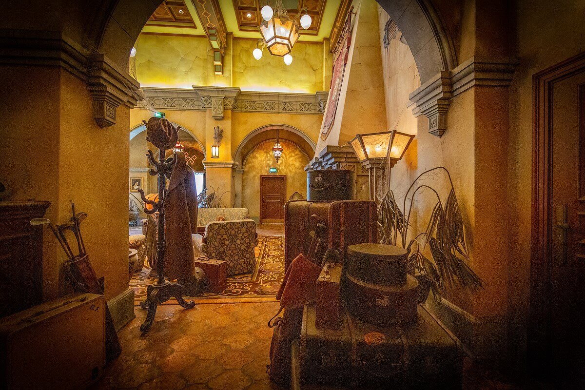 Luggage left behind Luggage left behind at the moment of the lightning strike, golf bag and clothes of the missing guests