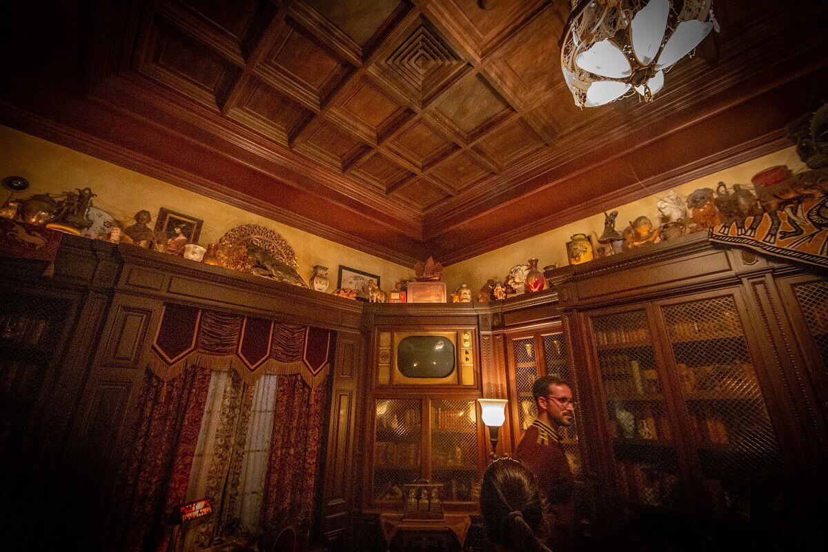 The library of the Hollywood Tower Hotel The library of the Hollywood Tower Hotel with bookcases and a myriad of decorative objects.
